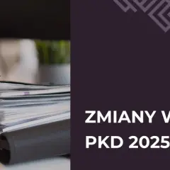 Stos dokumentów w segregatorach z kolorowymi zakładkami.