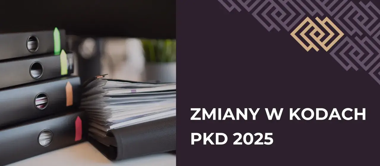 Stos dokumentów w segregatorach z kolorowymi zakładkami.
